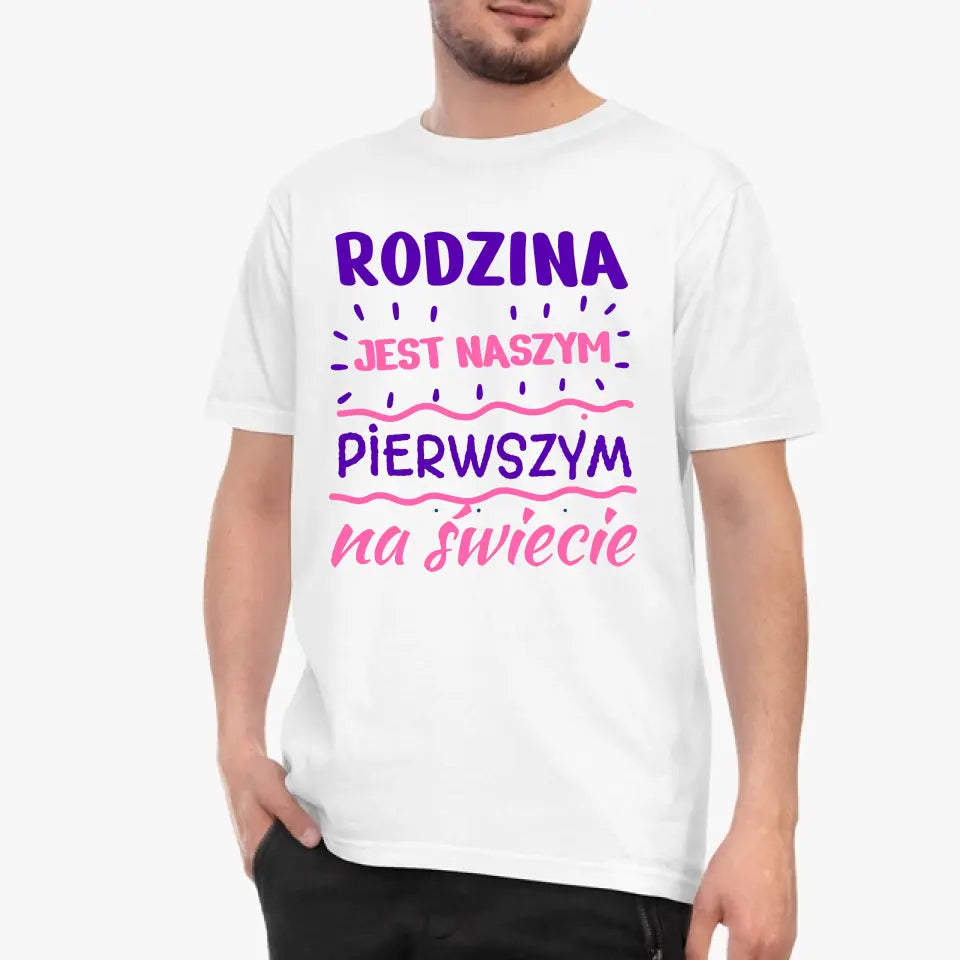 Rodzina jest naszym pierwszym na świecie - koszulka, wyjątkowy prezent dla rodziny