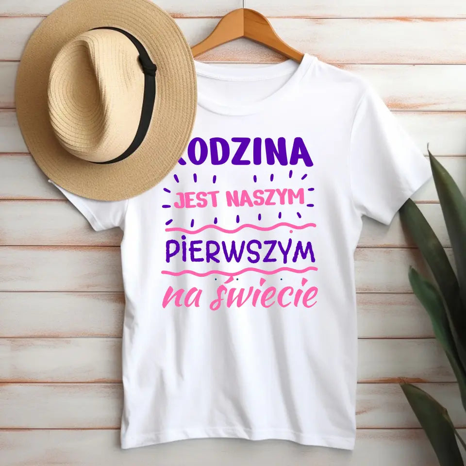 Rodzina jest naszym pierwszym na świecie - koszulka, wyjątkowy prezent dla rodziny