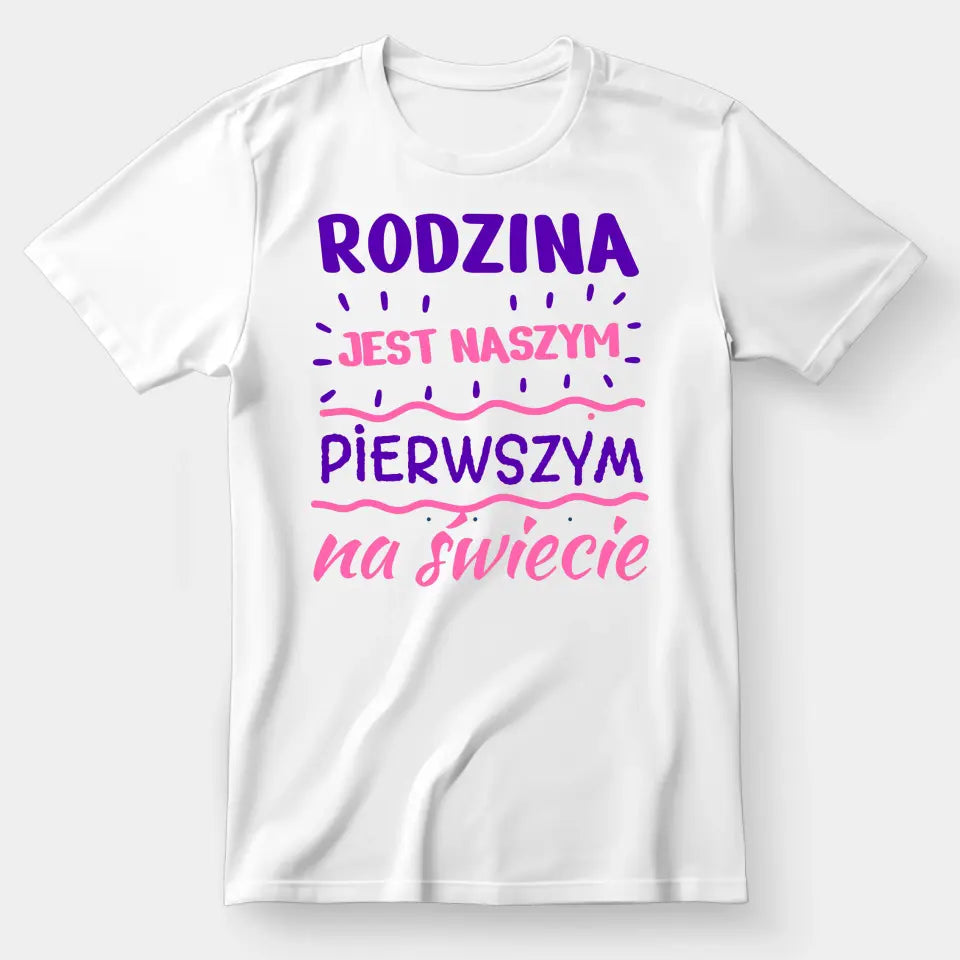 Rodzina jest naszym pierwszym na świecie - koszulka, wyjątkowy prezent dla rodziny