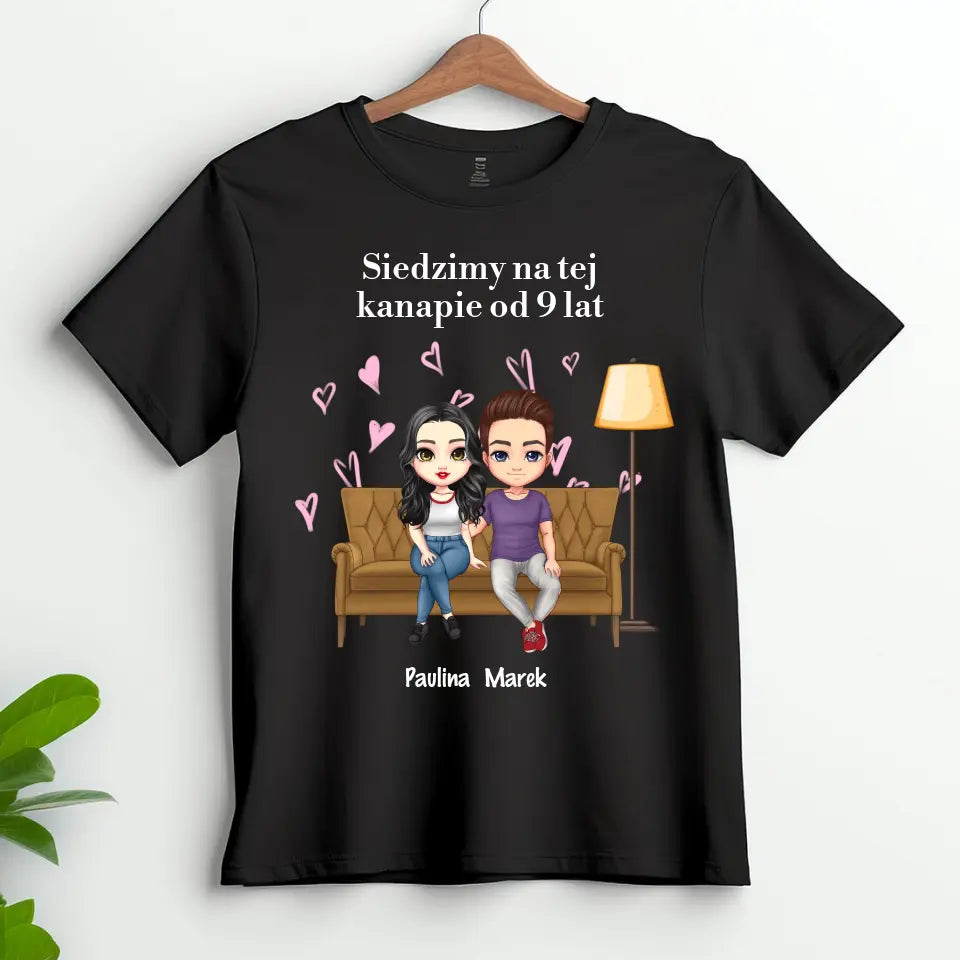 Siedzimy na tej kanapie od 9 lat - koszulka, wyjątkowy prezent dla pary