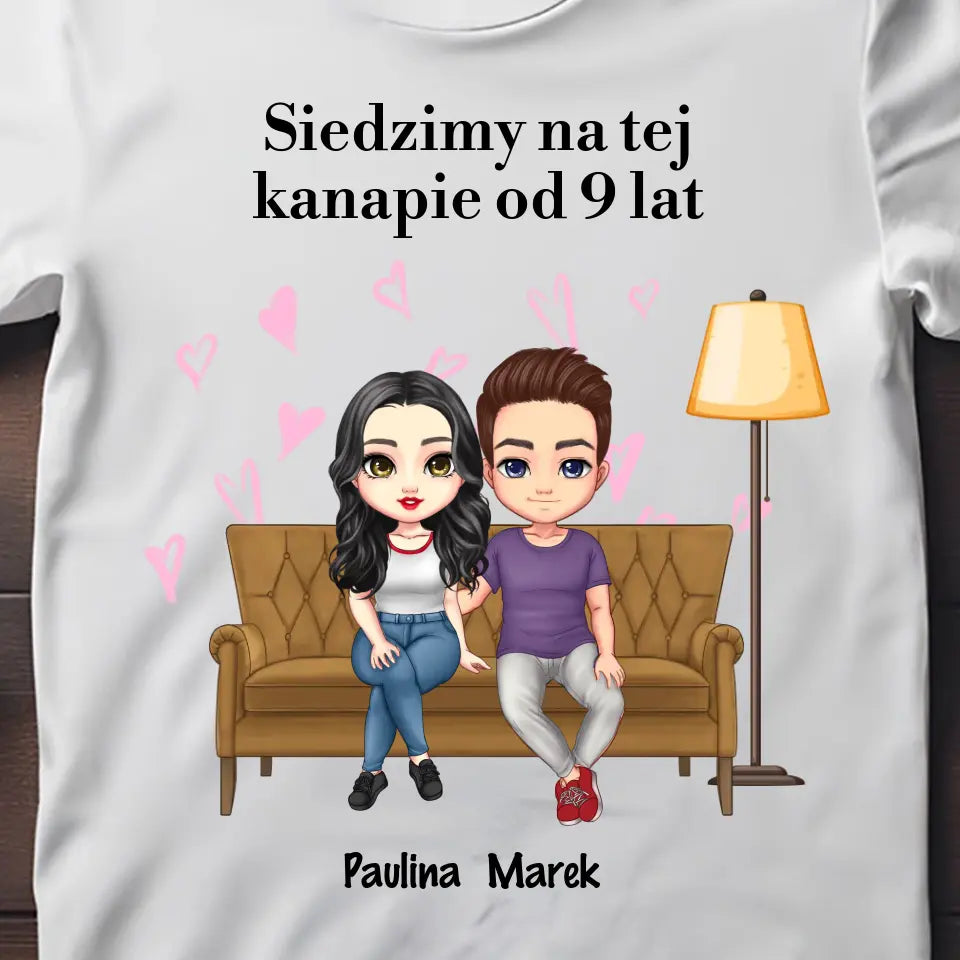 Siedzimy na tej kanapie od 9 lat - koszulka, wyjątkowy prezent dla pary