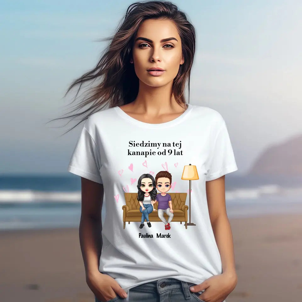 Siedzimy na tej kanapie od 9 lat - koszulka, wyjątkowy prezent dla pary