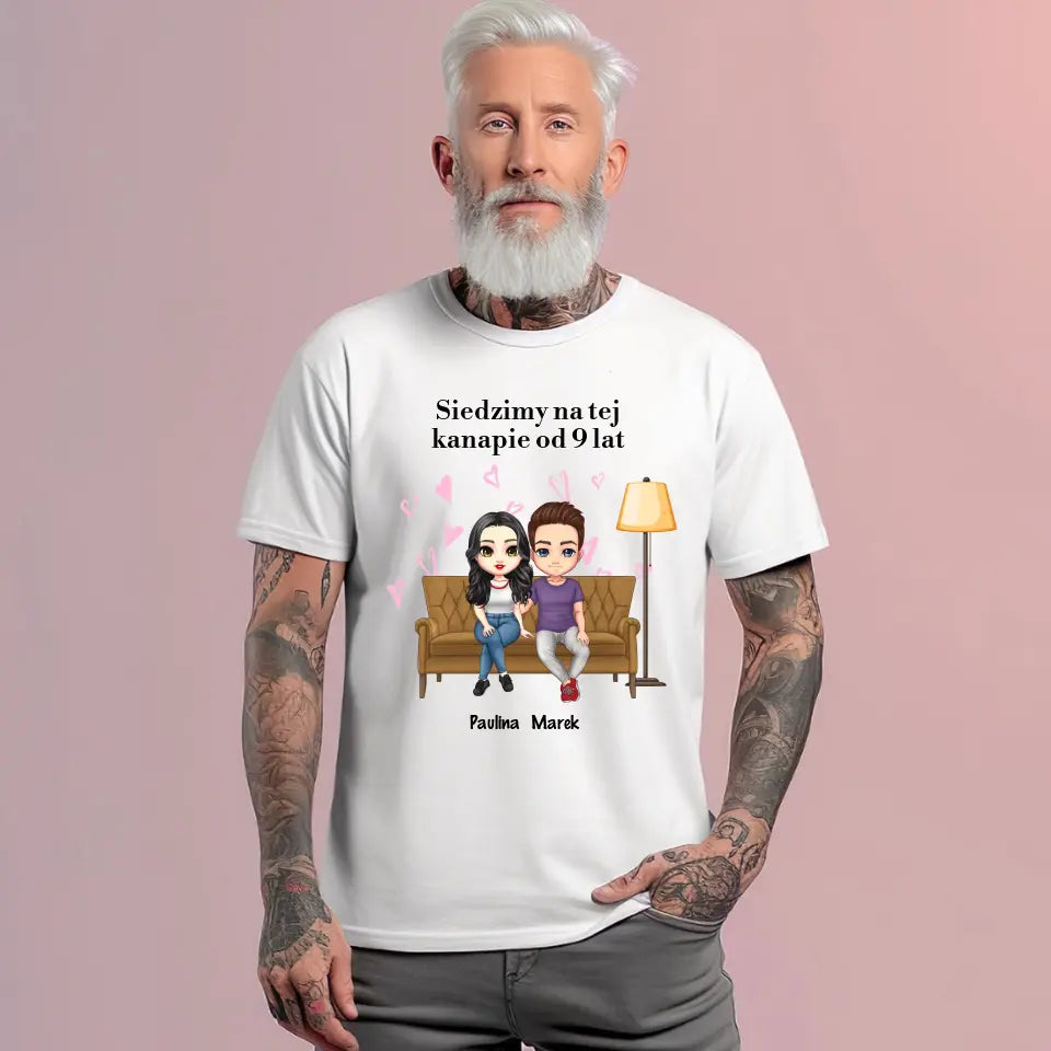 Siedzimy na tej kanapie od 9 lat - koszulka, wyjątkowy prezent dla pary
