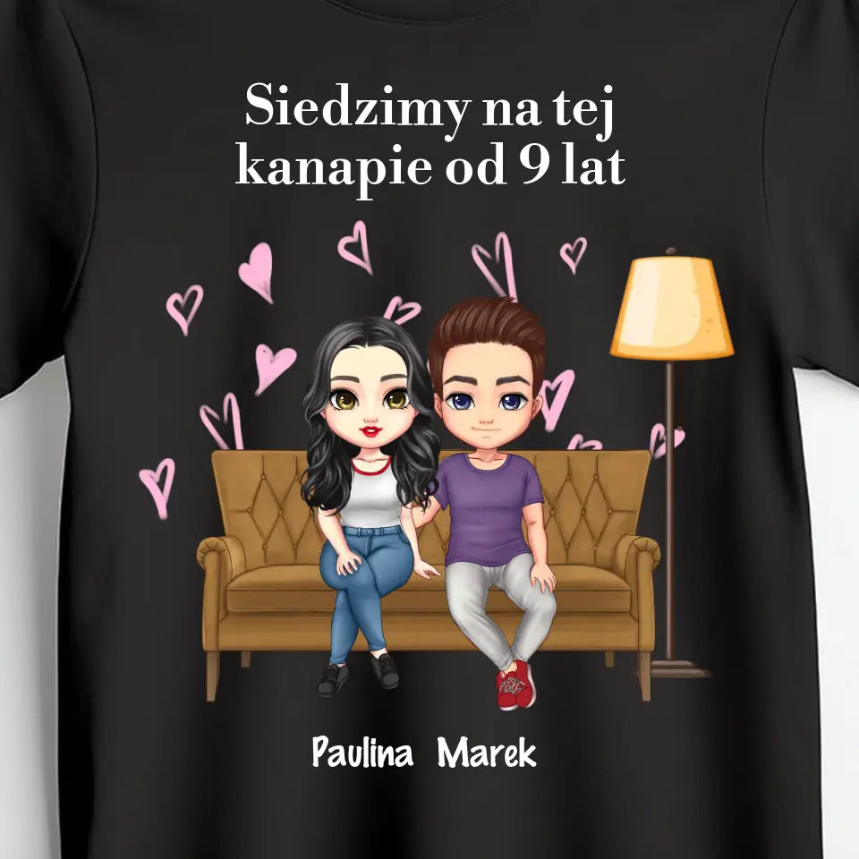 Siedzimy na tej kanapie od 9 lat - koszulka, wyjątkowy prezent dla pary