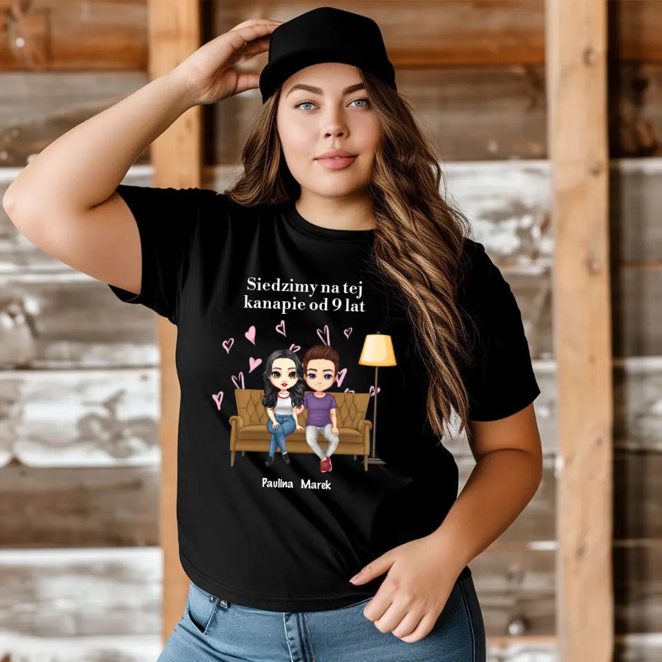 Siedzimy na tej kanapie od 9 lat - koszulka, wyjątkowy prezent dla pary