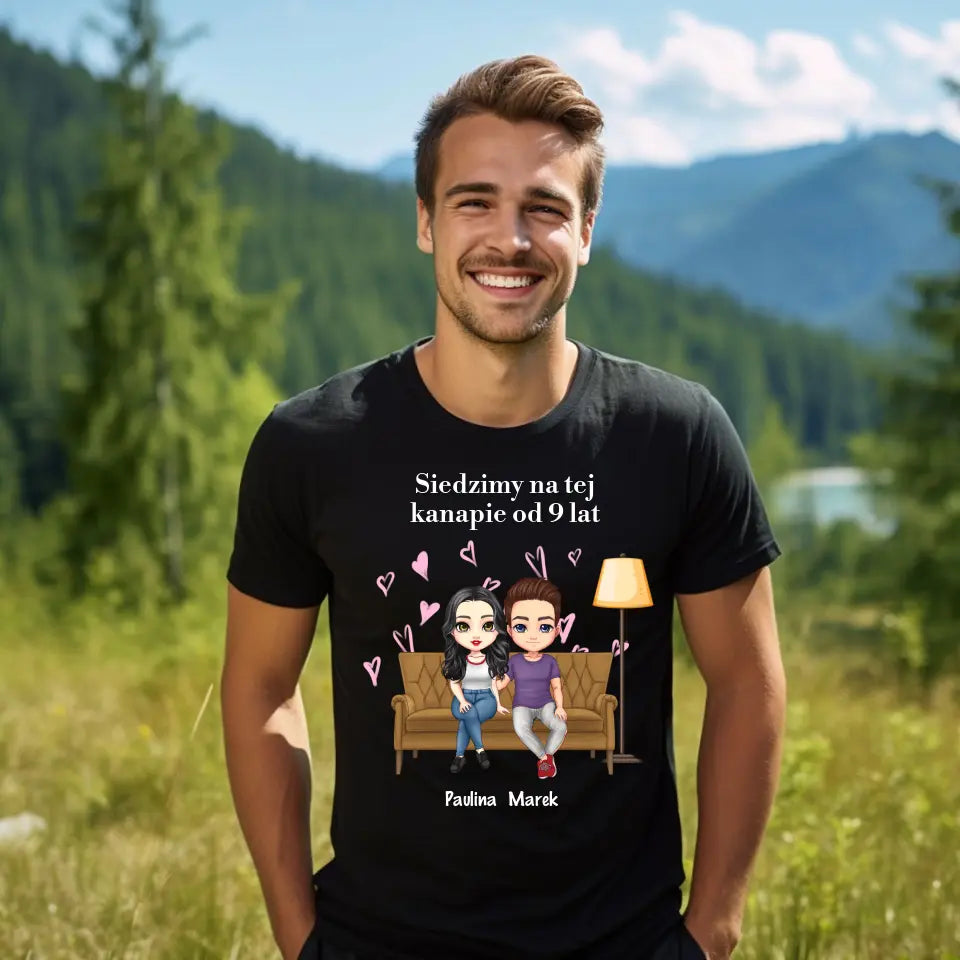 Siedzimy na tej kanapie od 9 lat - koszulka, wyjątkowy prezent dla pary