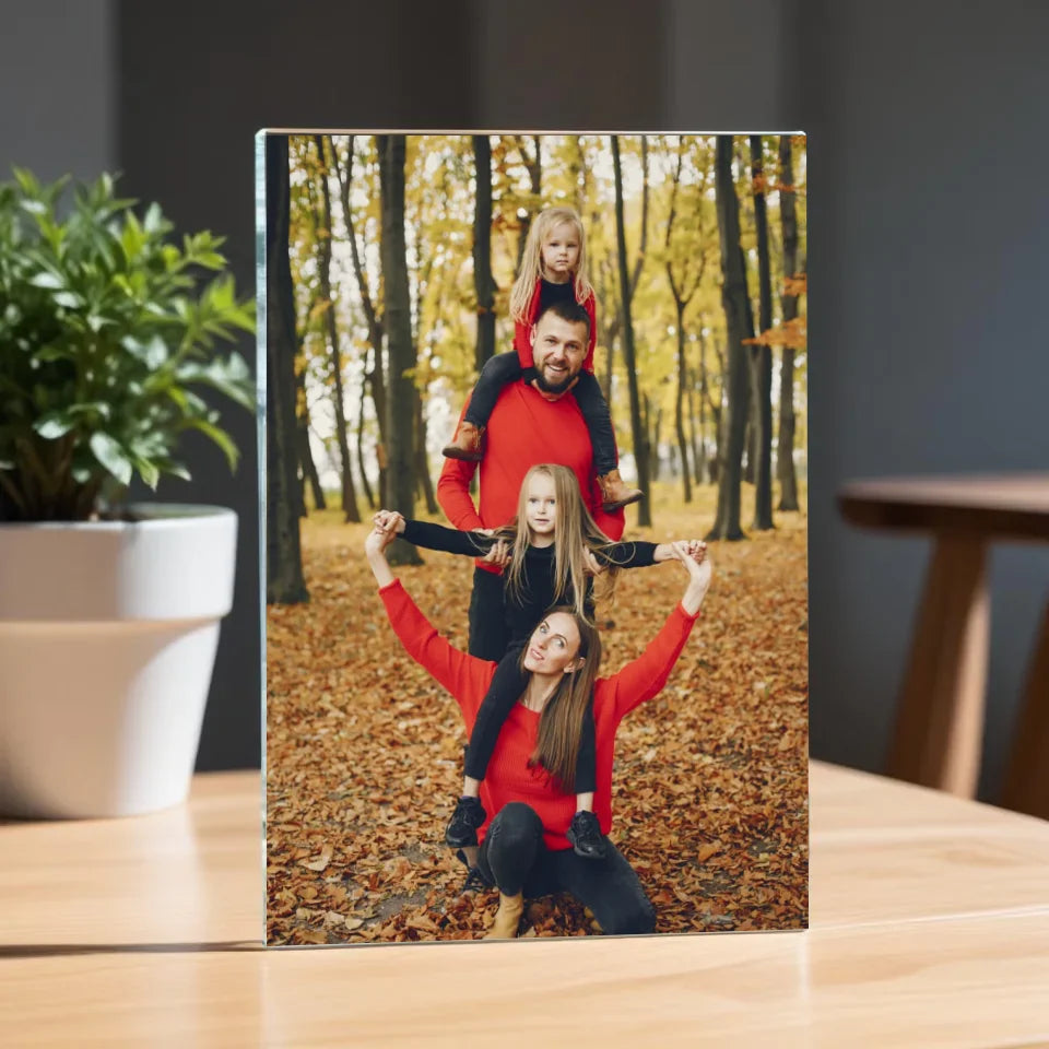 pikaso_reimagine_A-clear-glass-plaque-on-a-wooden-table-with-a-blur (18)