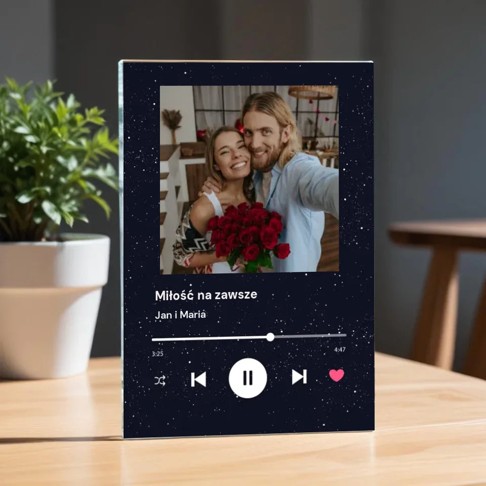 pikaso_reimagine_A-clear-glass-plaque-on-a-wooden-table-with-a-blur (18)