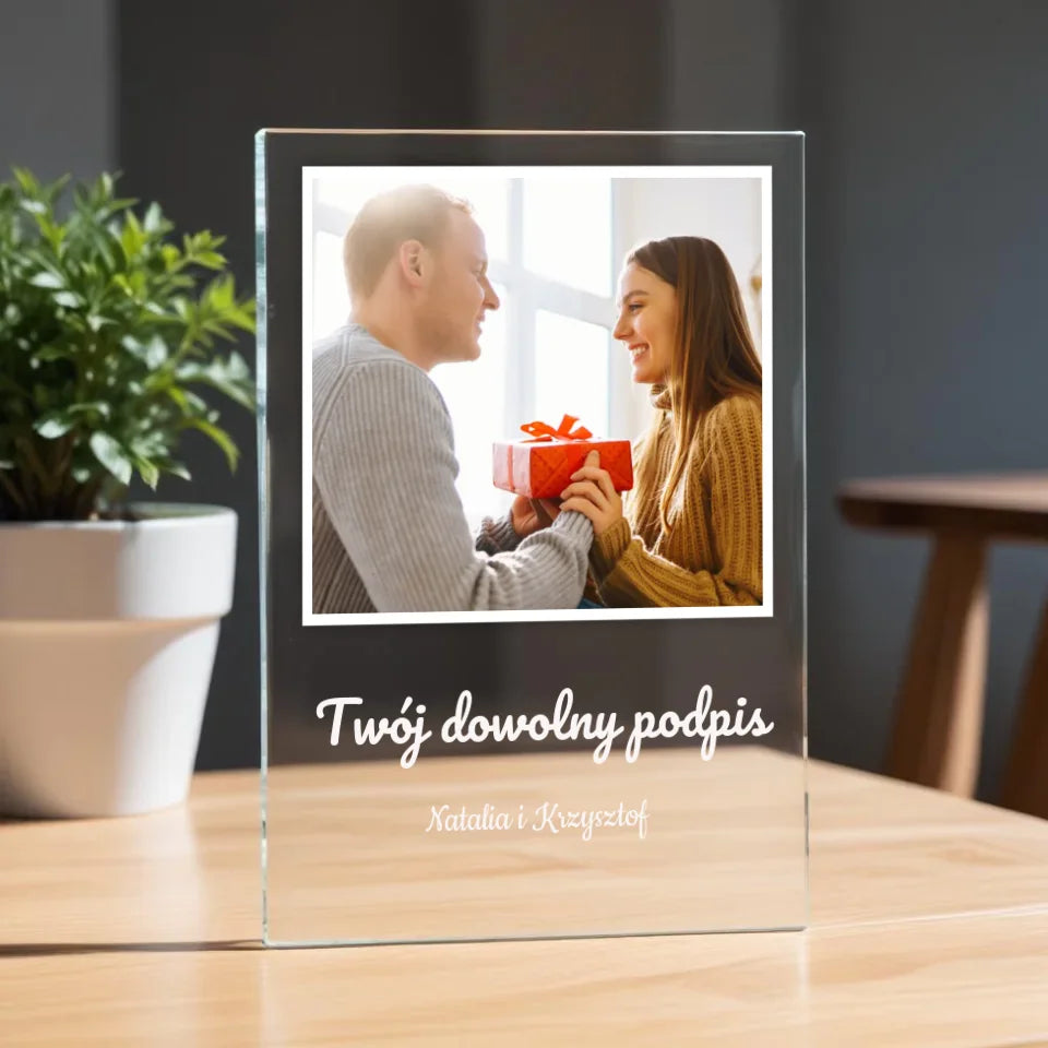 pikaso_reimagine_A-clear-glass-plaque-on-a-wooden-table-with-a-blur (18)