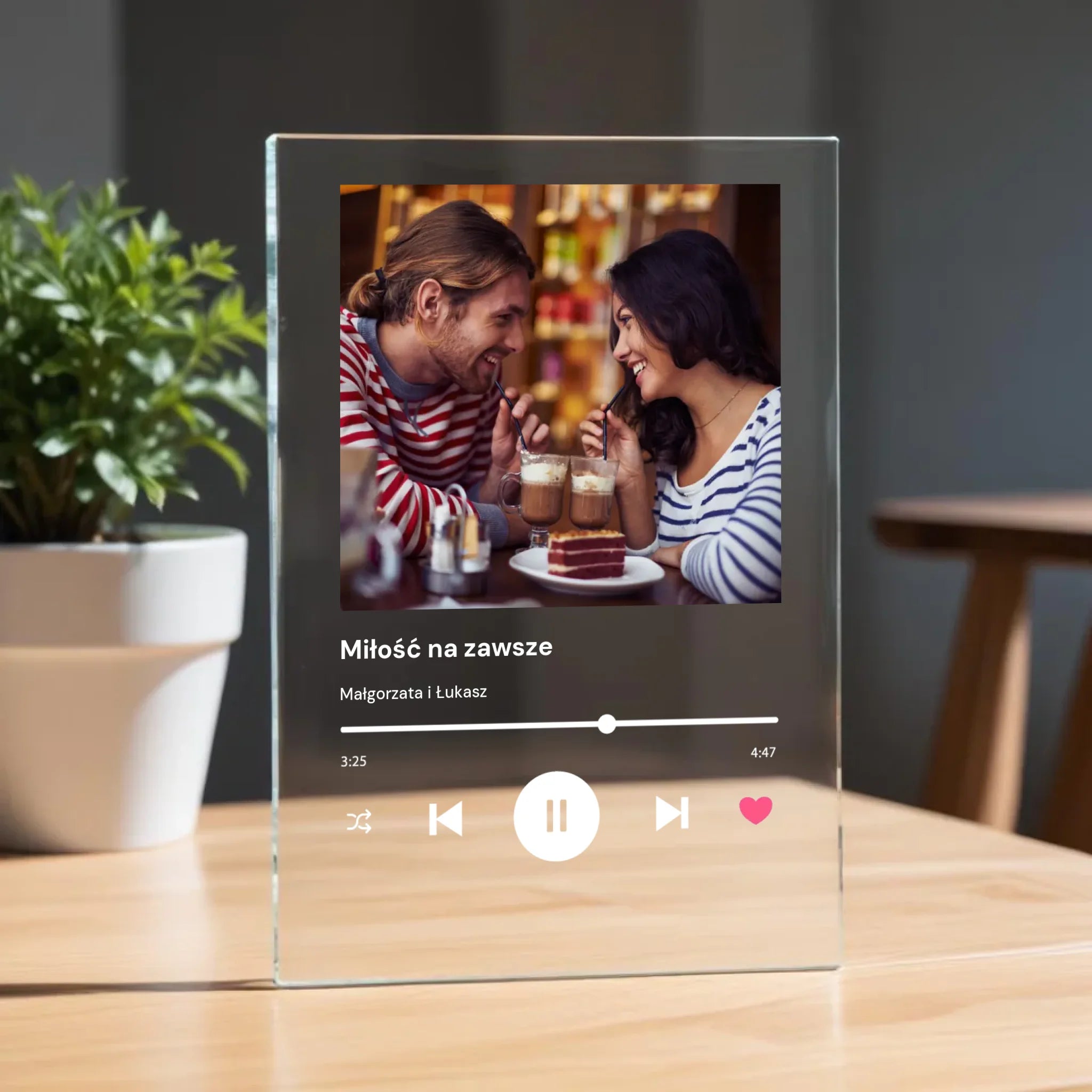 pikaso_reimagine_A-clear-glass-plaque-on-a-wooden-table-with-a-blur (18)