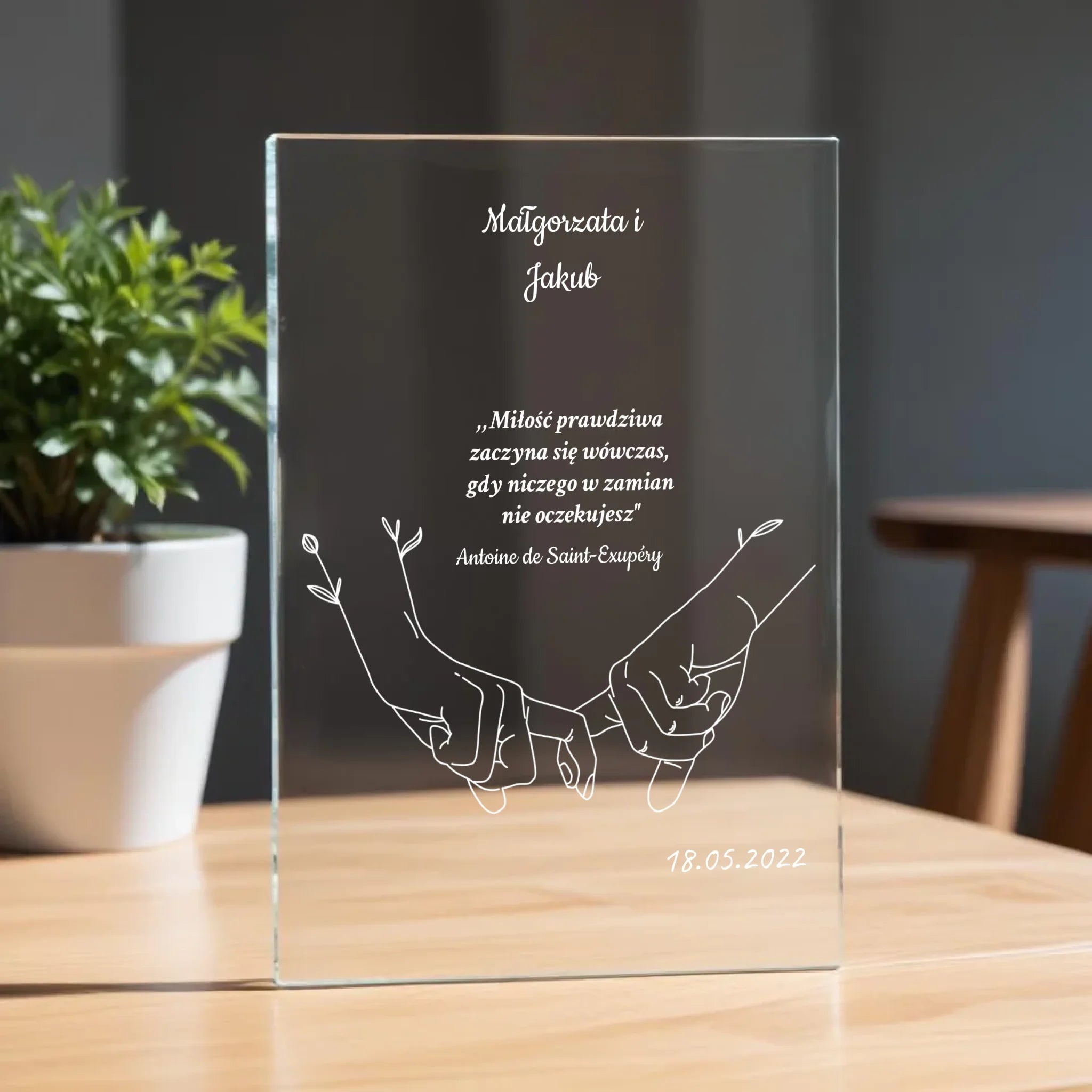 pikaso_reimagine_A-clear-glass-plaque-on-a-wooden-table-with-a-blur (18)